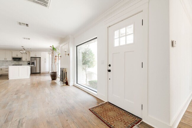 Building Photo - Beautiful Home in Nichols Hills + 3 bedrooms