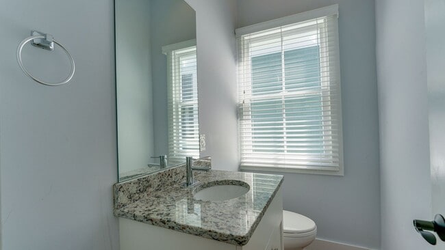 Building Photo - 3 Bedroom 3 Bath Apartment in North Centra...