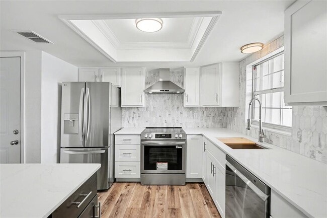 Building Photo - 8828 Bay Pointe Dr