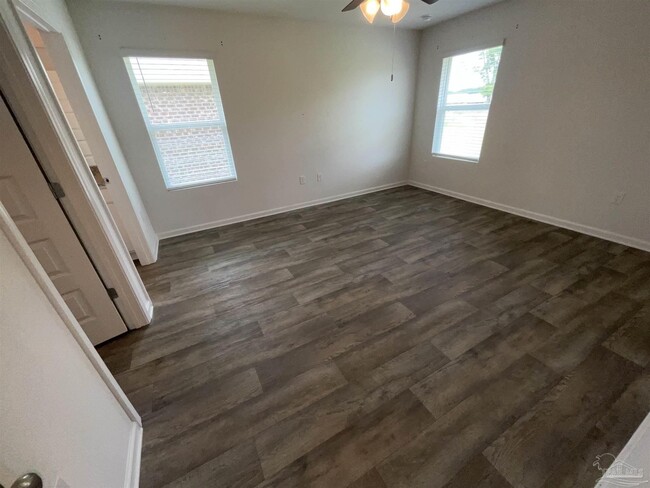 Building Photo - 7835 Lakeside Oaks Dr