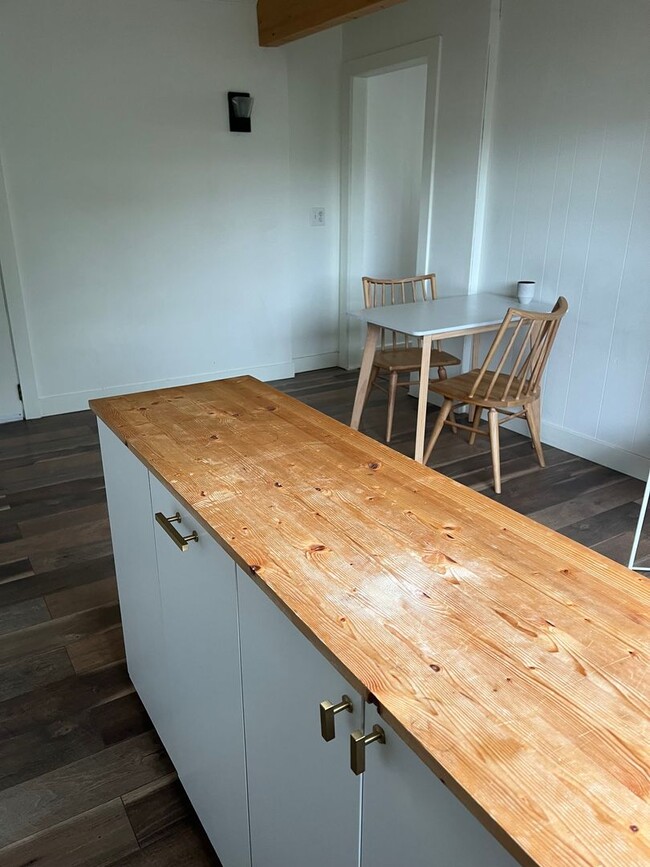 Building Photo - Convenient Location 1 Bed, 1 Bath in Belli...
