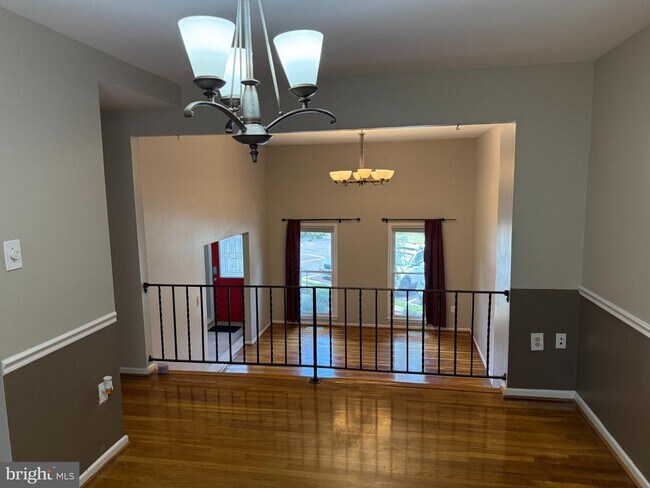 Building Photo - 553 Monet Dr