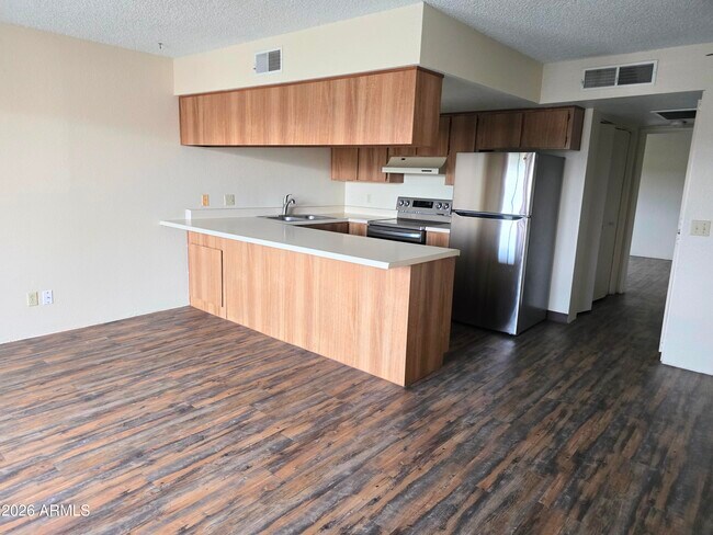 Building Photo - 455 N Tegner St