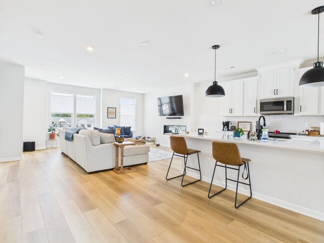 Building Photo - 642 Brookwood Glen Terrace