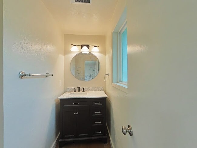 Building Photo - 3 Bedroom House ~ North Albany ~ Pet Friendly
