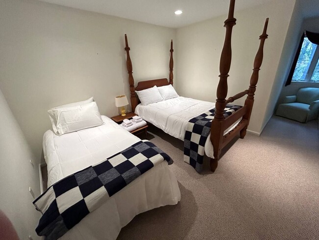 Building Photo - 4 Bedroom 3.5 Bath House Furnished With At...