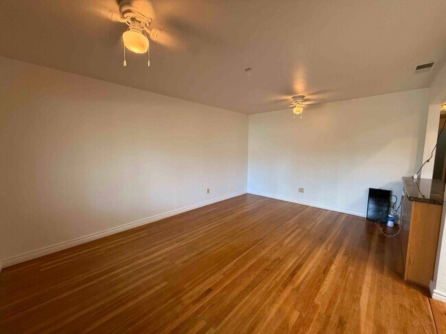 Building Photo - Great 3 Bedroom Walking Distance to American River