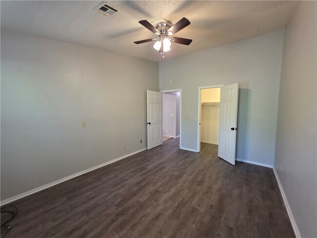 Building Photo - 1008 N Turtle Creek Dr