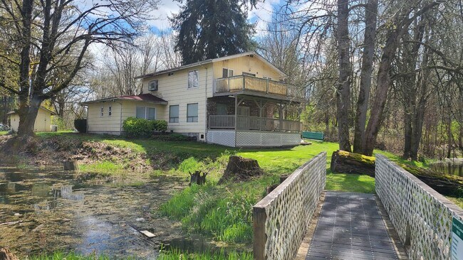 Building Photo - Charming 1 Bedroom Apartment w/ Deck Overl...