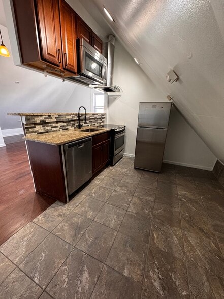 Kitchen - 180 Summerfield Ave