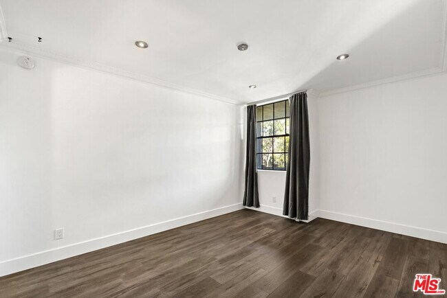 Building Photo - 740 Kings Rd