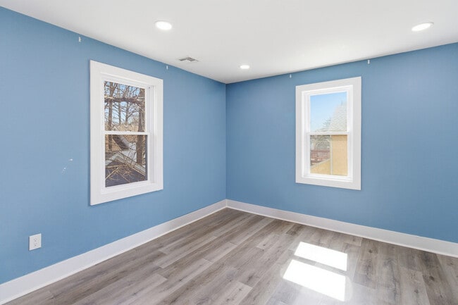 Building Photo - 925 Plainfield Ave