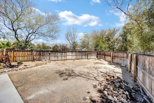 Building Photo - EASTSIDE-3 bedroom, 2 bath home