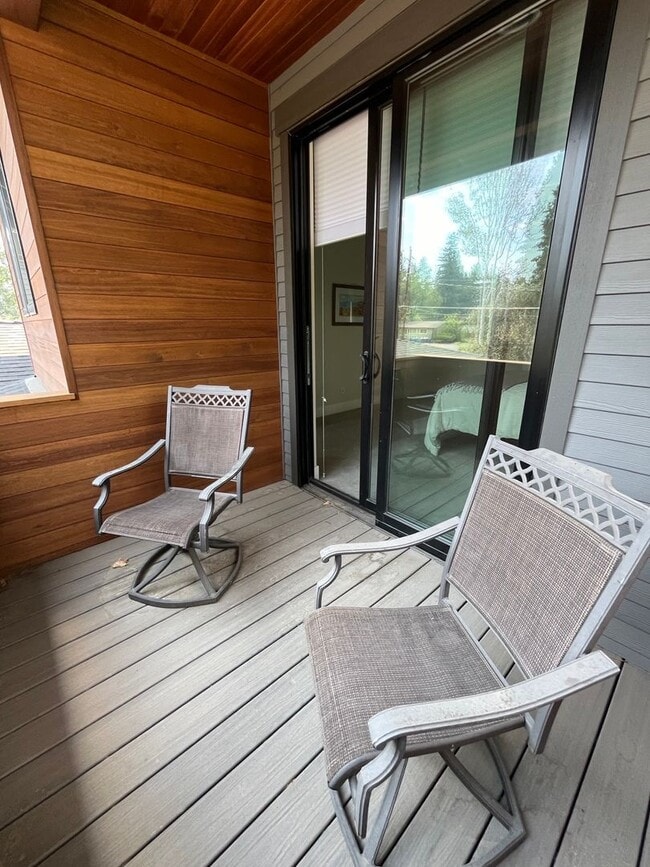 Building Photo - Charming Modern Home in the Heart of Bend