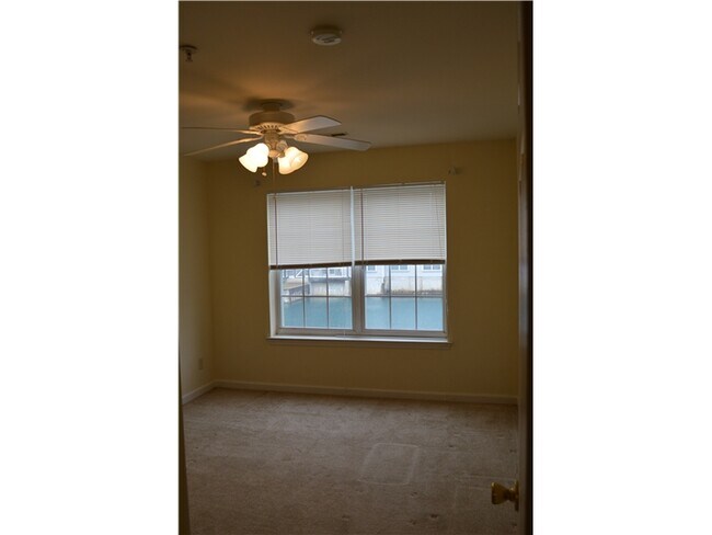Building Photo - 703 Waters Edge Dr