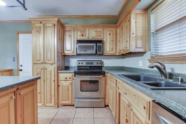 Building Photo - Three bed house in Coronado Heights