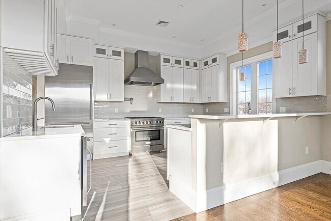 Building Photo - 846 Main St