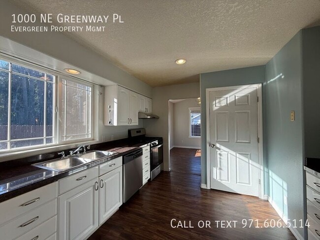 Building Photo - 1000 NE Greenway Pl