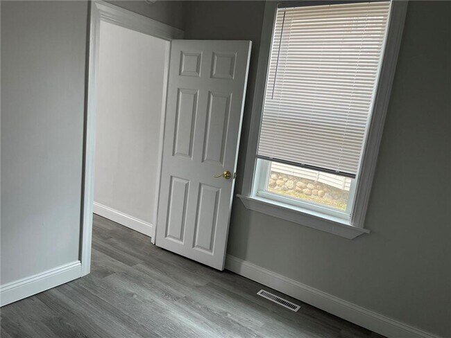 Building Photo - 318 Elm St