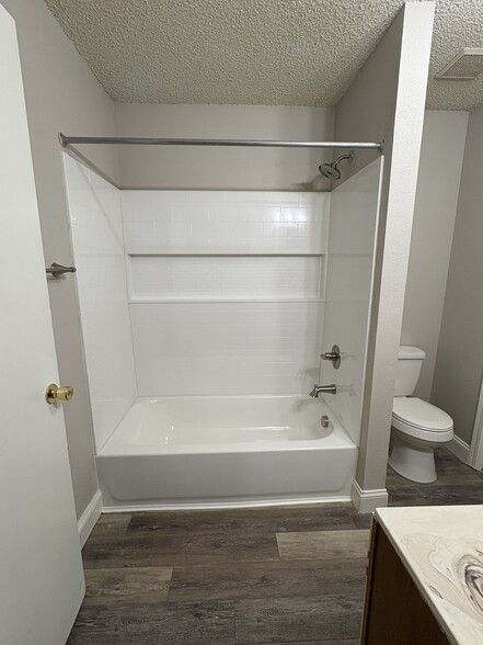 Building Photo - 824 Hardy Springs Cir