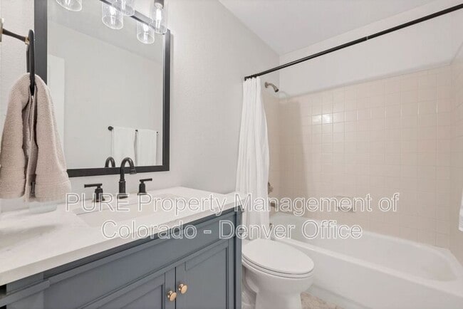 Building Photo - 2866 Fernwood Pl