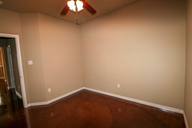 Building Photo - 4 Bedroom Single Family Home:  Move in Special: 3 weeks free with approved application by Decembe...