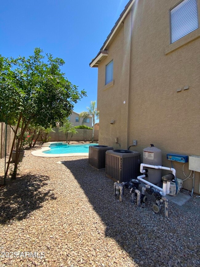 Building Photo - 4909 E Colonial Dr