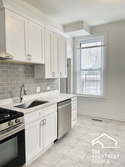 Building Photo - 1629 N Claremont Ave