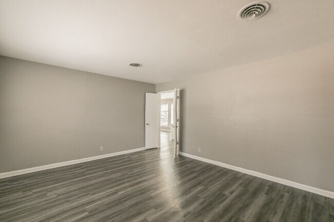 Building Photo - 7513 Maple Dr