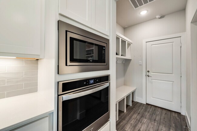 Building Photo - 243 Frio Dr