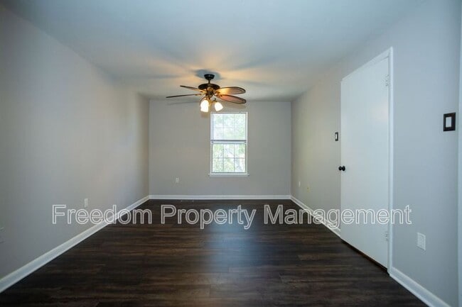 Building Photo - 5685 Roundtree Dr