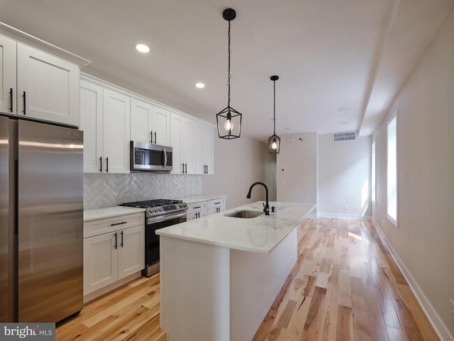 Building Photo - 32 S State St