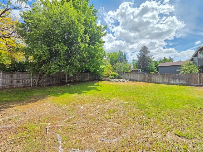 Building Photo - $3,050 - 4 Bed / 2.5 Bath Beautiful Home in Upper South Hill
