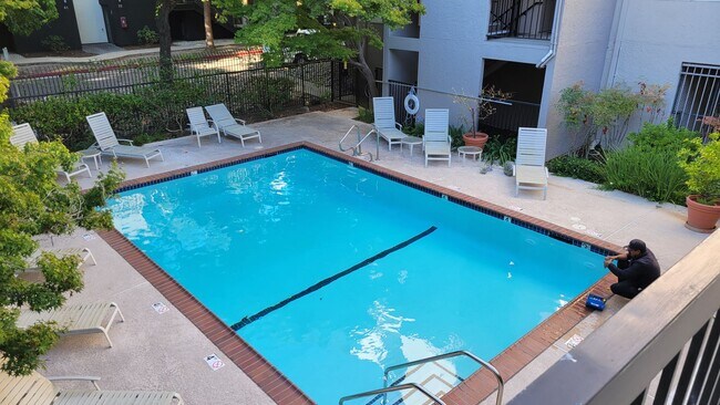 Building Photo - Spacious 1 Bedroom with great walking score