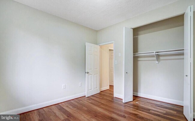 Building Photo - 3245 Rio Dr