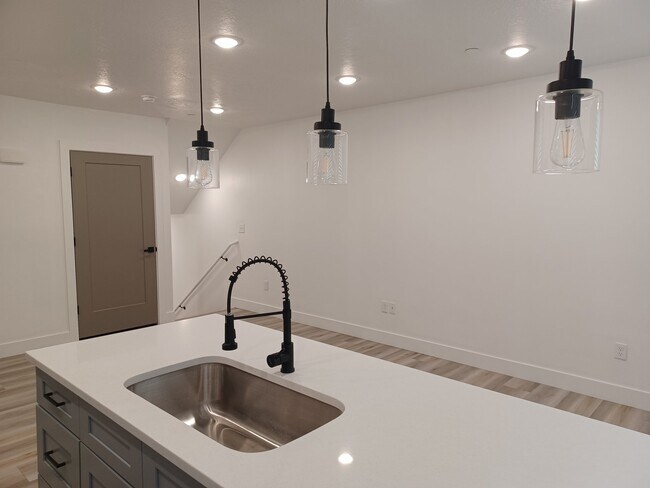 Building Photo - 815 W 100 S
