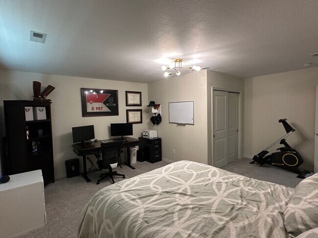 Building Photo - Beautiful 5 bedroom ranch home in (D49)