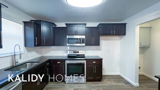 Building Photo - 8401 Azurewood Dr