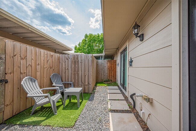 Building Photo - 14688 Perthshire Rd