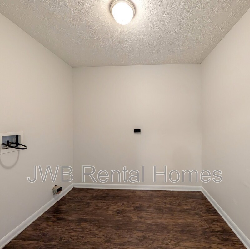 Building Photo - 7930 Limoges Dr S