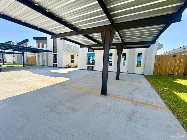 Building Photo - 12 N Onyx Ave