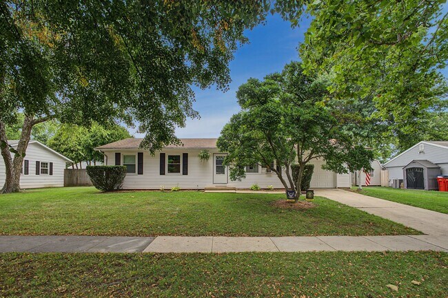 Building Photo - 2412 Southwood Dr