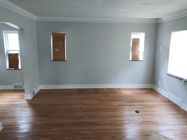 Building Photo - 3 Bed/1 Bath - Single Family Brick Home - Available now!