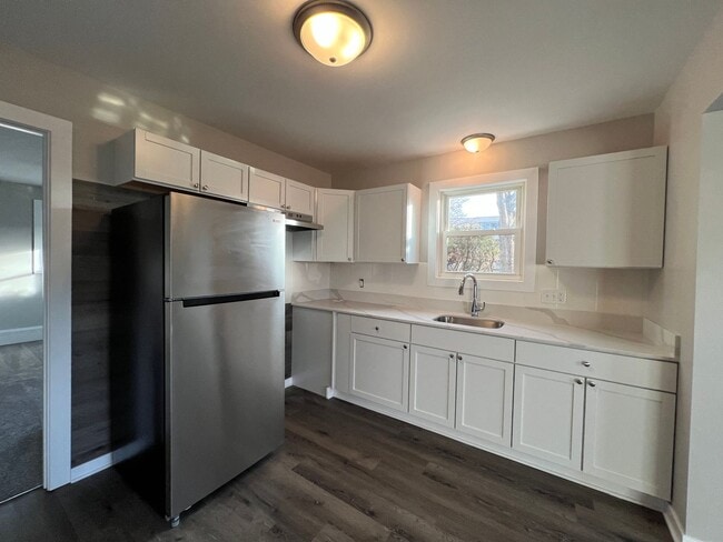 Building Photo - Recently Renovated 1-bed, 1-bath Apartment with Garage