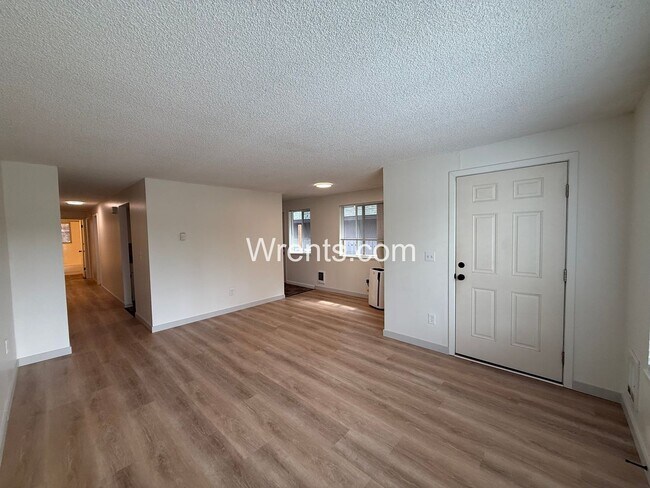 Building Photo - 104-104 W Cora Ave