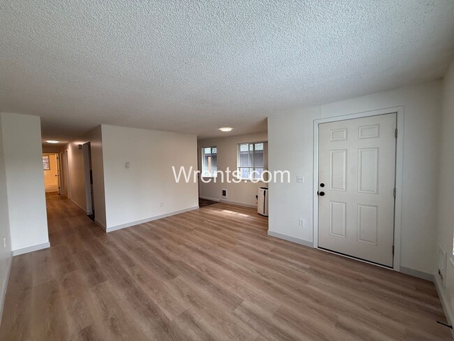 Building Photo - Charming Duplex Living – 3BR/2BA + Bonus Room & Garage