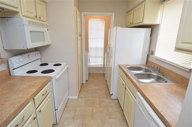 Building Photo - 8756 Mallard Reserve Dr