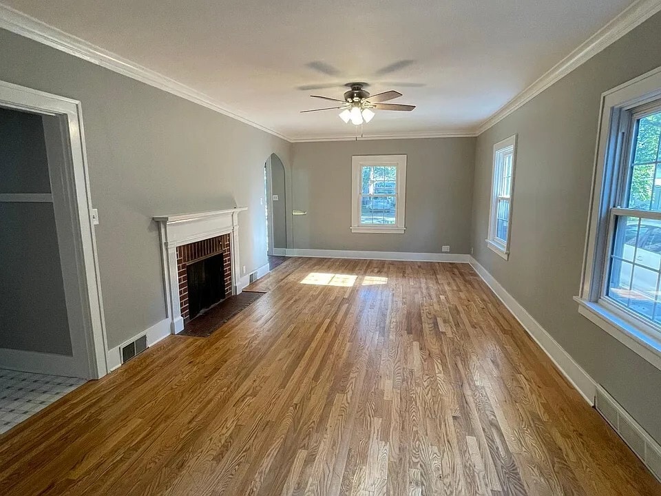 NON Working fireplace - 2318 Storm St