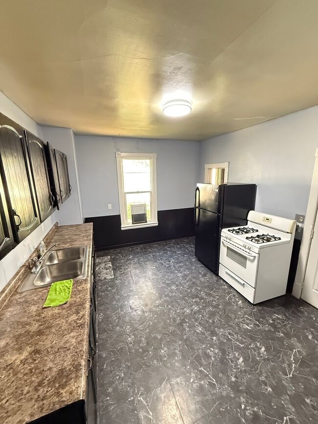 Building Photo - Cozy One Bedroom