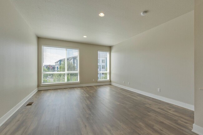 Building Photo - 17235 SW Goldcrest Ln